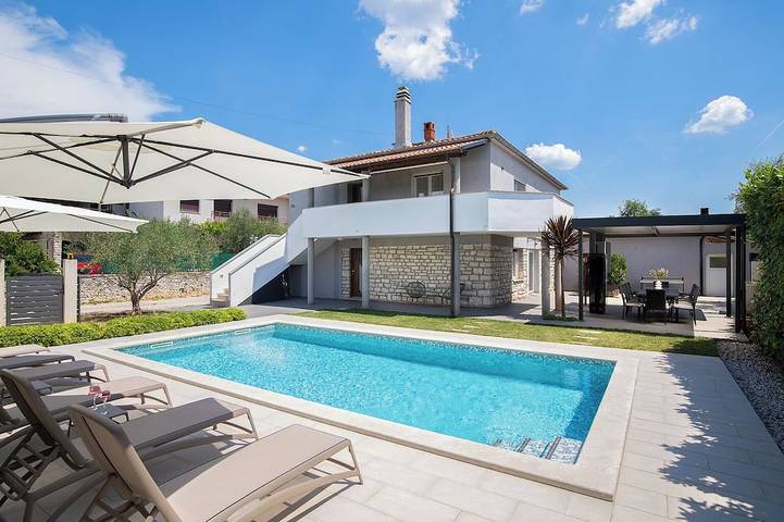Holiday home for 11 people, with garden, with pets - 1