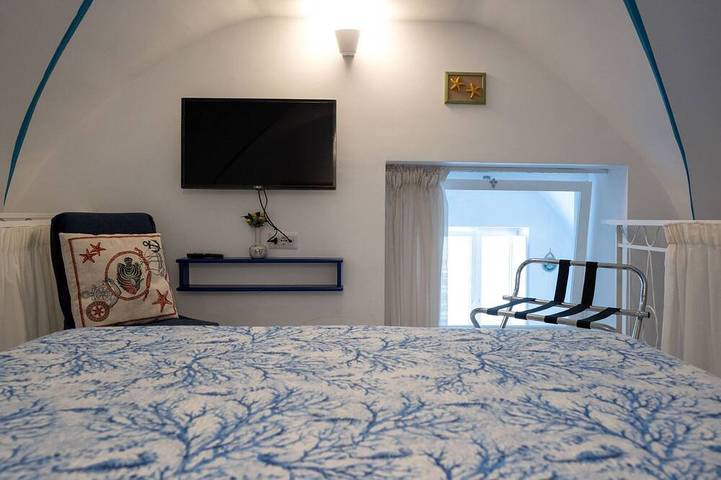 Levante - charming apartment with sea-view terrace, fits up to 7 guests in Maiori, Amalfi Coast