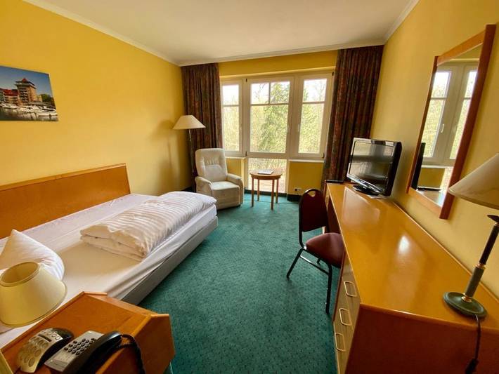 Hotel, mit Whirlpool und Terrasse sowie Garten und Sauna in Neustrelitz - 4