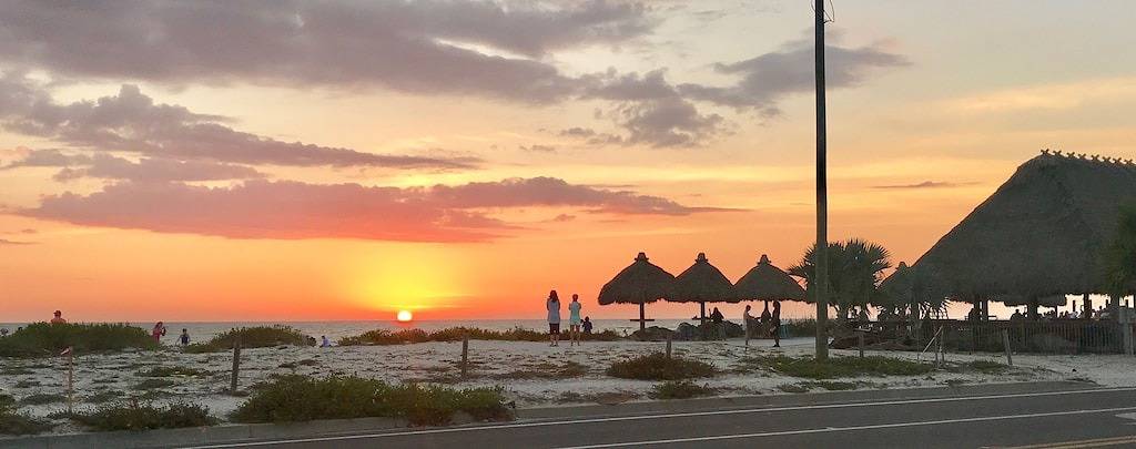 Ganze Wohnung, Blick auf den Golf und den Sonnenuntergang !!! 1Br Apt. D ist zentral gelegen, zu Fuß zu allen Orten in Bradenton Beach, Anna Maria Island