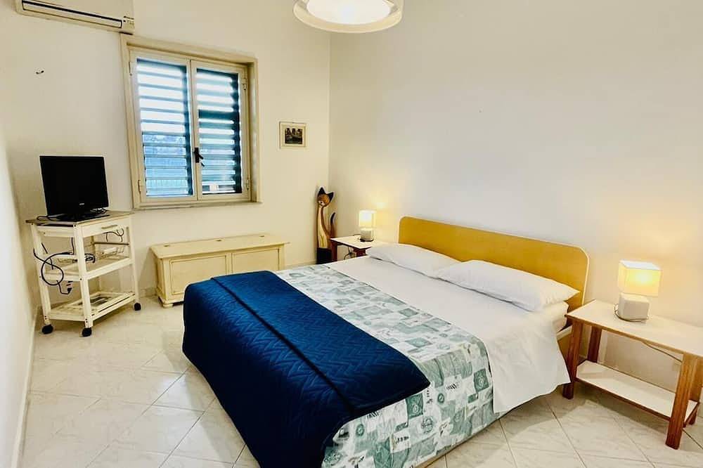 Entire apartment, Vacation House Sileno Beach Giardini Naxos just 150 meters from the sea and the center in Chianchitta-Pallio, Giardini-Naxos