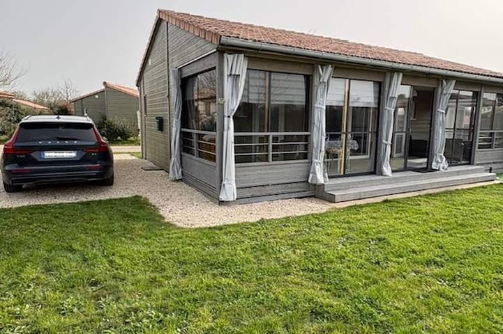 Gîte pour 6 personnes, avec terrasse et piscine à La Chapelle-Hermier