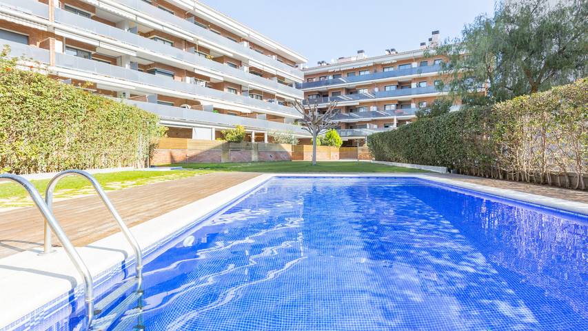 Apartamento de vacaciones para 4 personas, con jardín además de piscina y terraza - 1