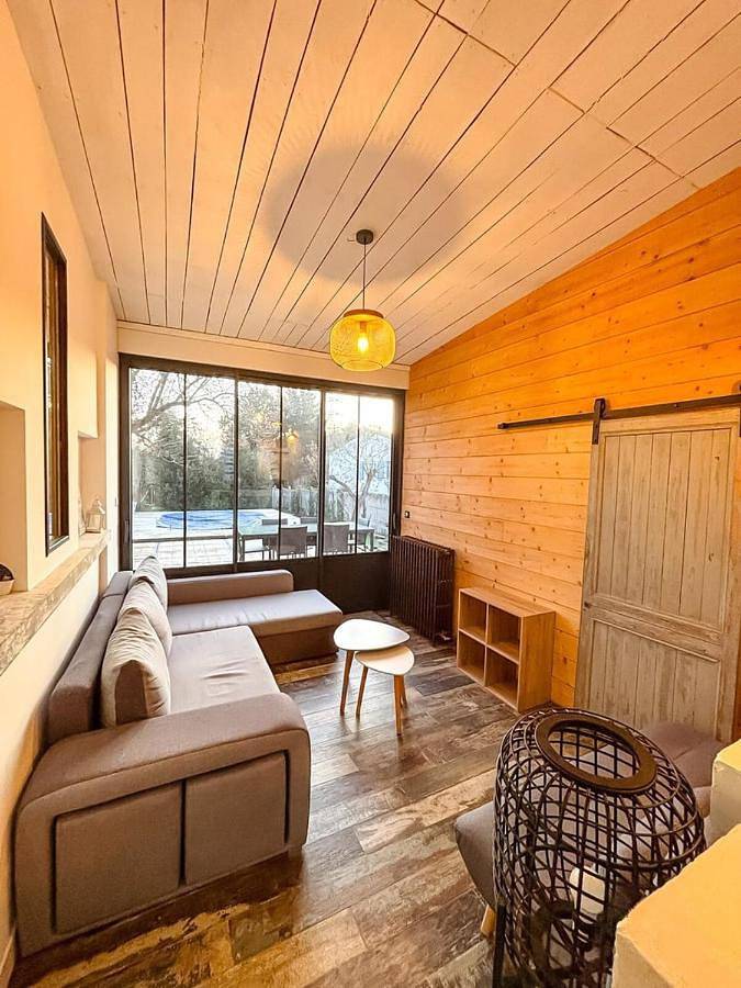 Location de vacances pour 10 personnes, avec terrasse ainsi que piscine et jardin à Lagord - 2