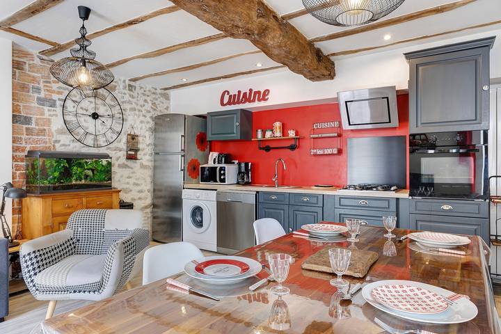 Entire apartment, Apartment 'Les Glycines N2' with Private Terrace, Balcony and Wi-Fi in Les Epesses, Loire Valley