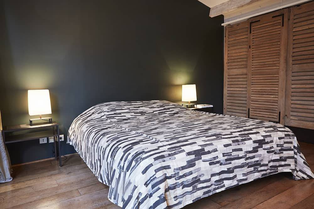 Appartement entier, Chic Spacious Quiet House 125m2 Terrace Heart of Paris Canal St Martin  2 Br A/C in Paris 10e Arrondissement, Paris