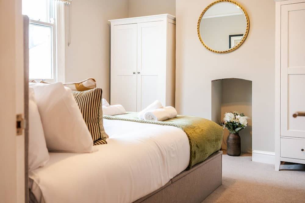 Stunning 2 Bed Townhouse with Patio in Cheltenham in Cheltenham, Gloucestershire