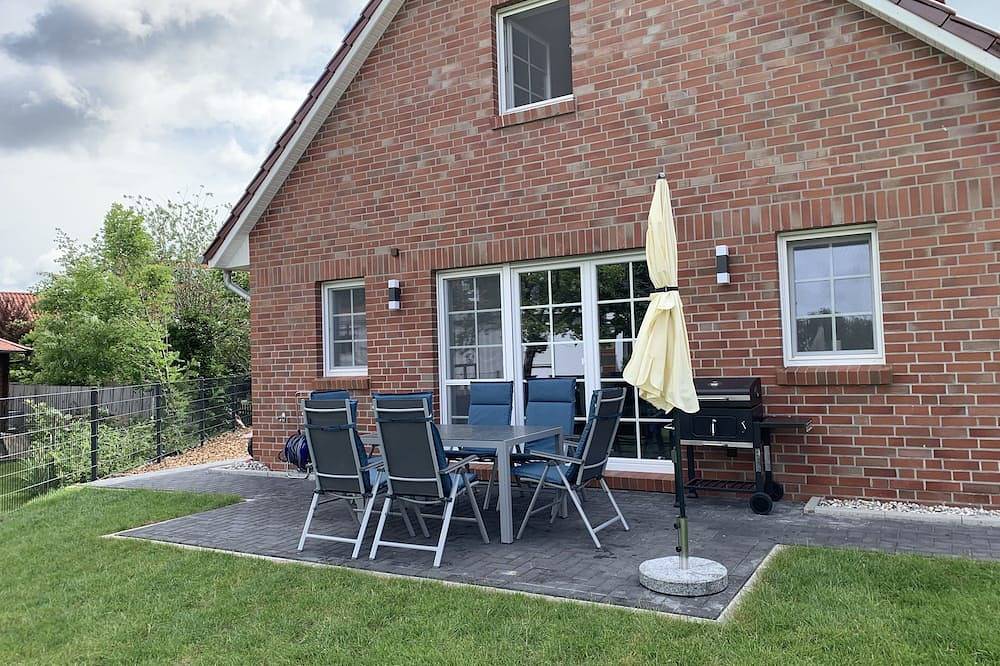 Hochwertiges Ferienhaus in direkter Kanallage in Loppersum (Hinte), Hinte