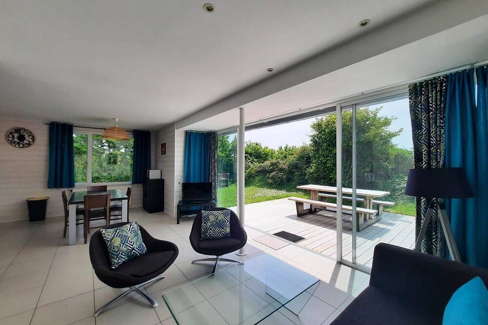 Maison lumineuse 3/4 personnes à 100m de la mer avec piscine in Guissény, Région de Brest