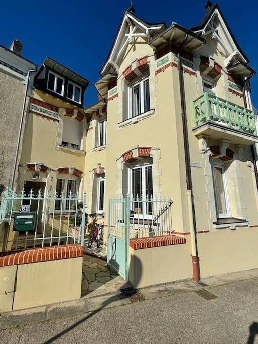 Location de vacances pour 9 personnes, avec vue ainsi que jardin et terrasse dans Port de Gourmalon - 2