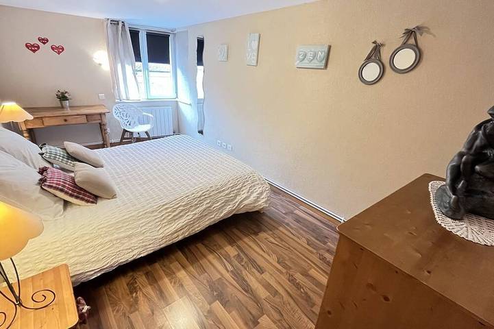 Apartamento entero, Casa rural de geranio de 90 m2, ubicada en el corazón de la ciudad vinícola de Eguisheim, en una zona tranquila. in Eguisheim, Parque natural regional de los Ballons des Vosges