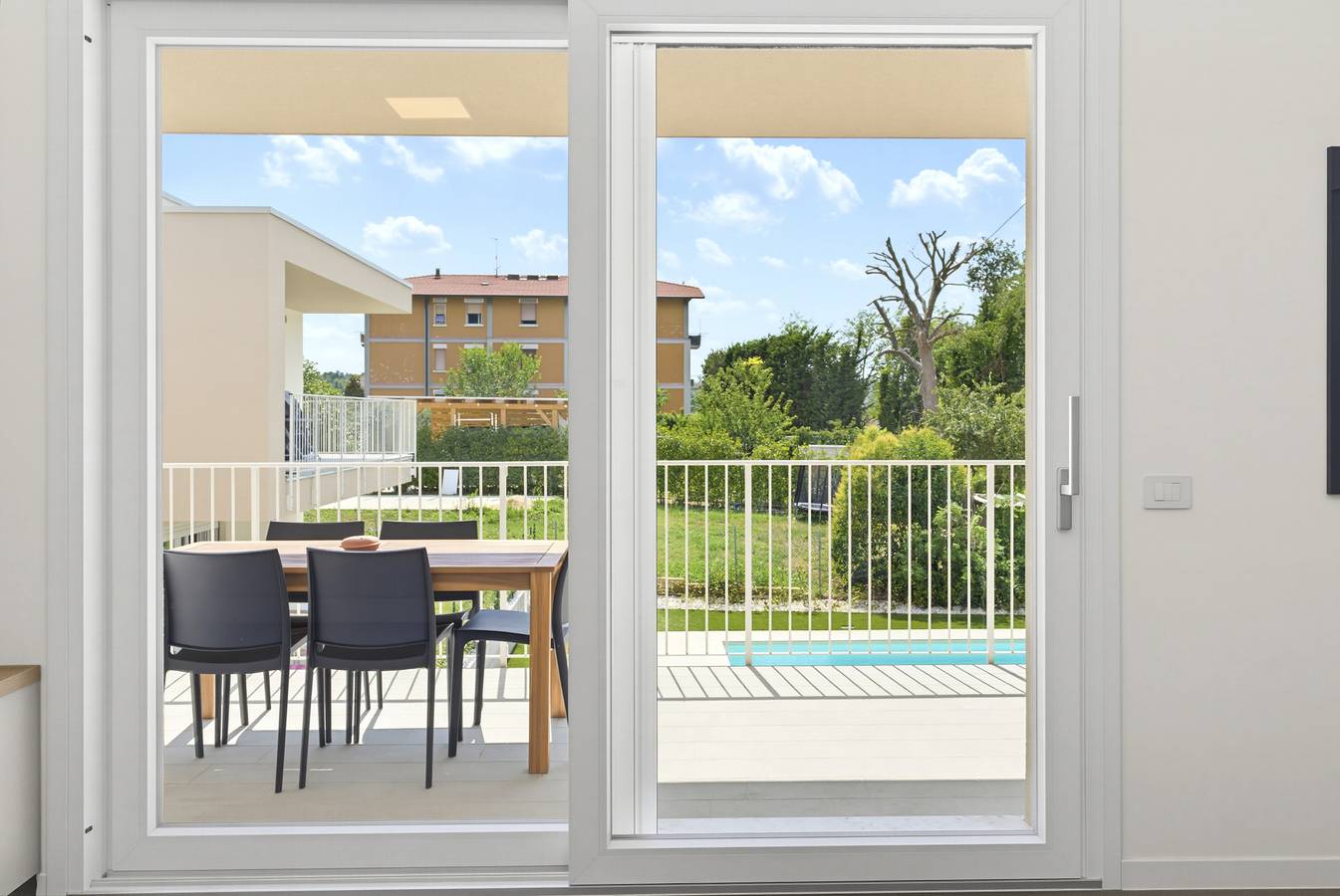 Ganze Wohnung, Regarda - Golf Breeze Appartamento con piscina in Peschiera del Garda, Gardasee-Berge