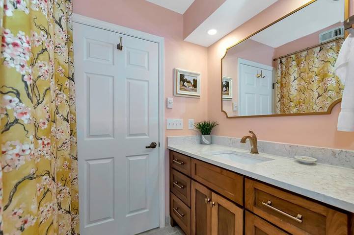 Vacation rental for 8 people, with yard and hot tub as well as sauna and pool in Blowing Rock