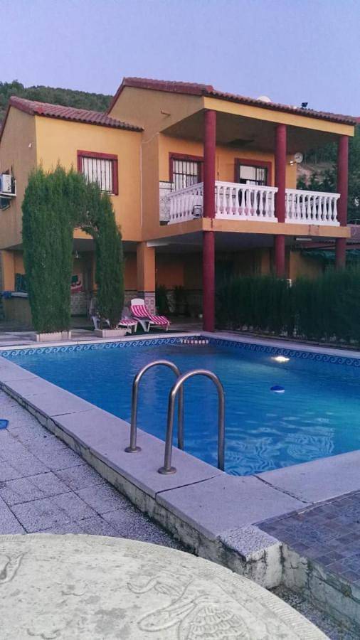 Casa rural para 12 personas, con Balcón y Terraza además de Jardín y Piscina en Jaén