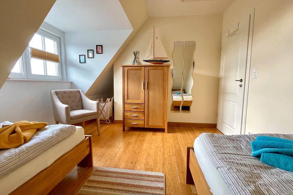 Kinderfreundliches Ferienhaus \"Strohhut\" in Zinnowitz. Der Außen-Whirlpool mit Blick auf das Achterwasser ist das besondere Highlight. Sauna und Strandkorb sorgen für erholsame Urlaubstage. in Zinnowitz, Usedomer Norden