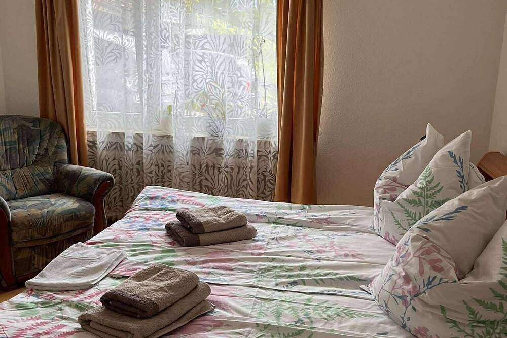 Ganze Wohnung, Wunderschöne Fewo mit Terrasse und Blick auf den Belchen, bis zu 5 Personen in Untermünstertal, Münstertal