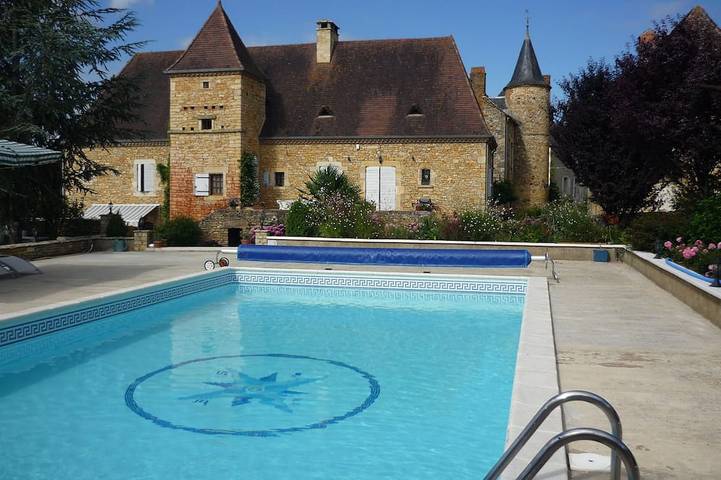 Gîte pour 4 personnes, avec terrasse ainsi que piscine et jardin