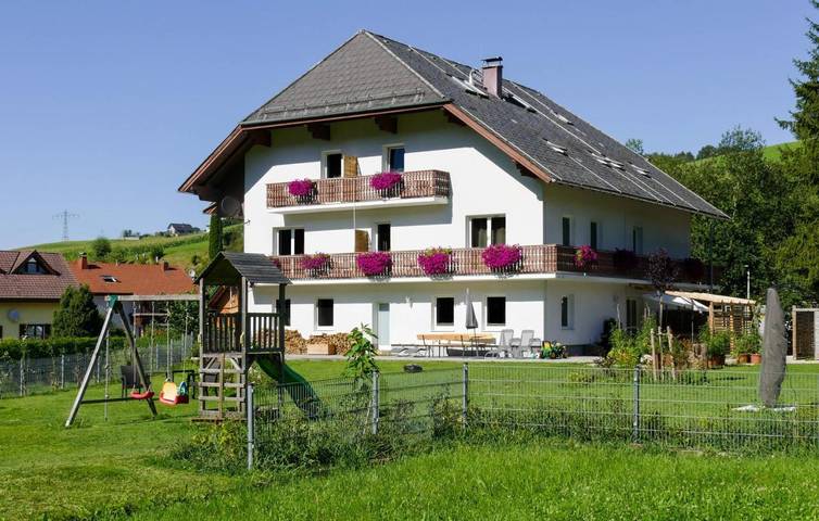 Ferienwohnung für 2 Personen, mit Balkon und Terrasse sowie Garten und Ausblick in Straß im Attergau