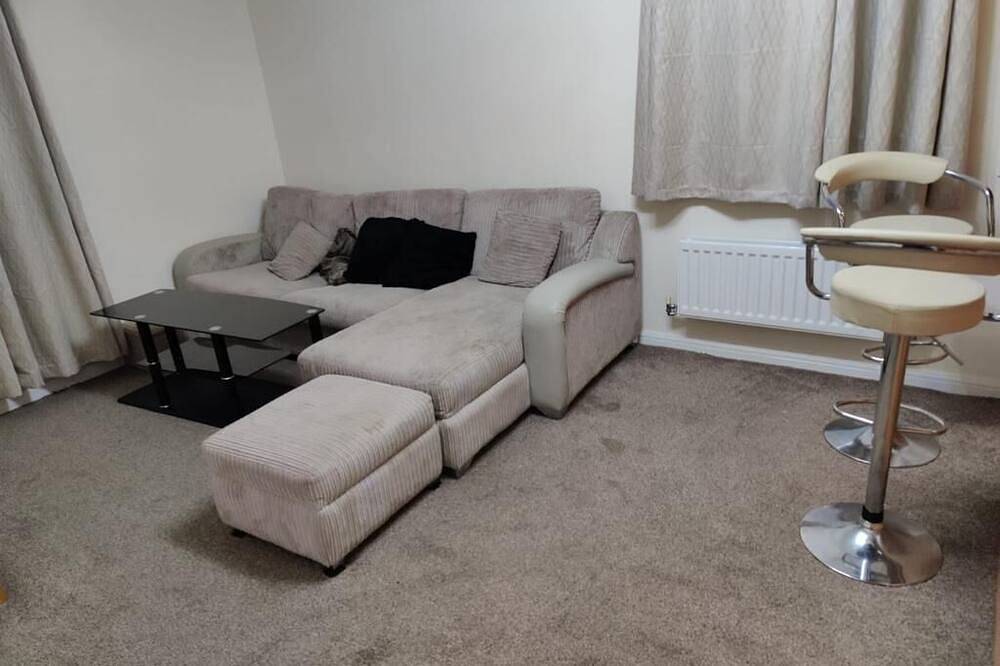 Entire apartment, 10 Min walk frm Swindon Train Station . 2 Bedroom apartment available in Swindon, North Wessex Downs