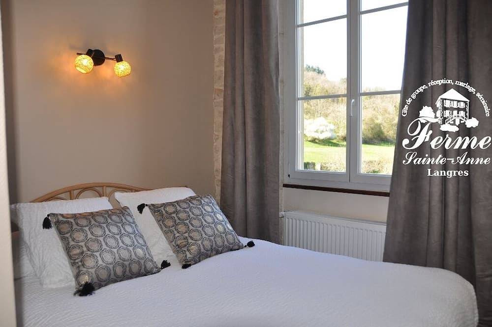 Large, charming 30-bed gîte with Spa and plenty of space in Langres, Haute-Marne