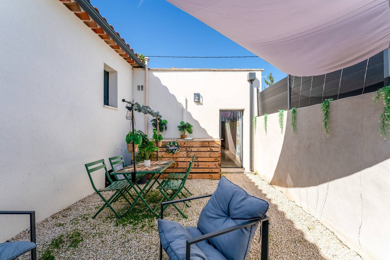 Apartamento entero, Apartamento 'Una Parenthesis en Luberon' con Jardín Privado, Wi-Fi y Aire Acondicionado in Taillades, Parque natural regional del Luberon