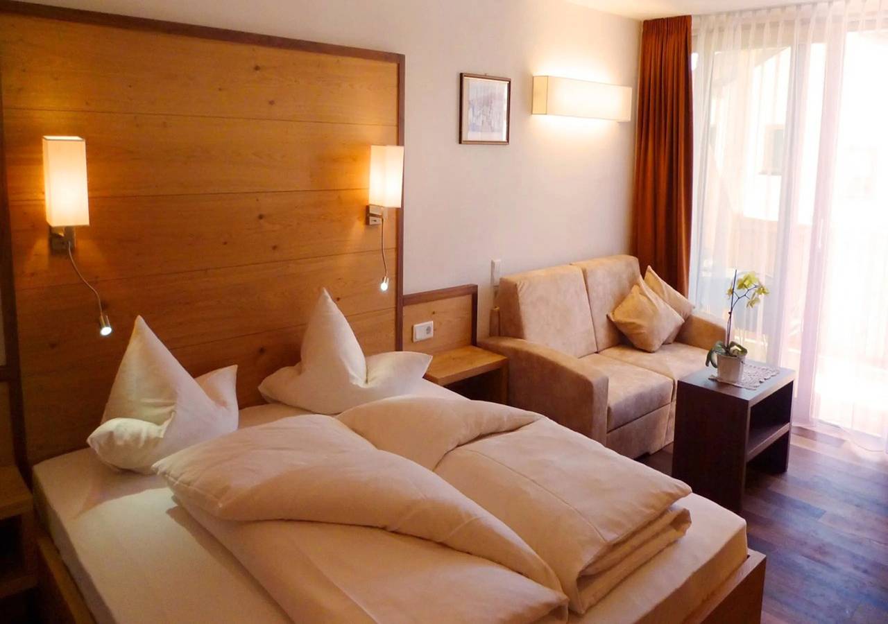 Zimmer 'Moriggl Zimmer Seilschaft 2' mit Bergblick, gemeinsamer Terrasse und Wlan in Burgeis, Mals