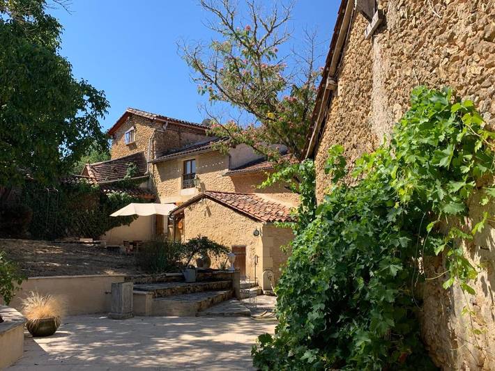 Location de vacances pour 11 personnes, avec Terrasse et Jardin ainsi que Piscine et Vue à Douzillac