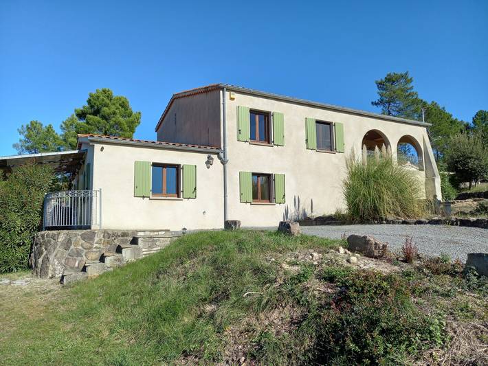 Gîte pour 10 personnes, avec piscine à Chambonas