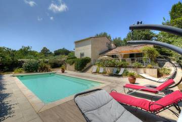 Cottage pour 12 personnes, avec vue et jardin ainsi que piscine et sauna, animaux acceptés à Néoules