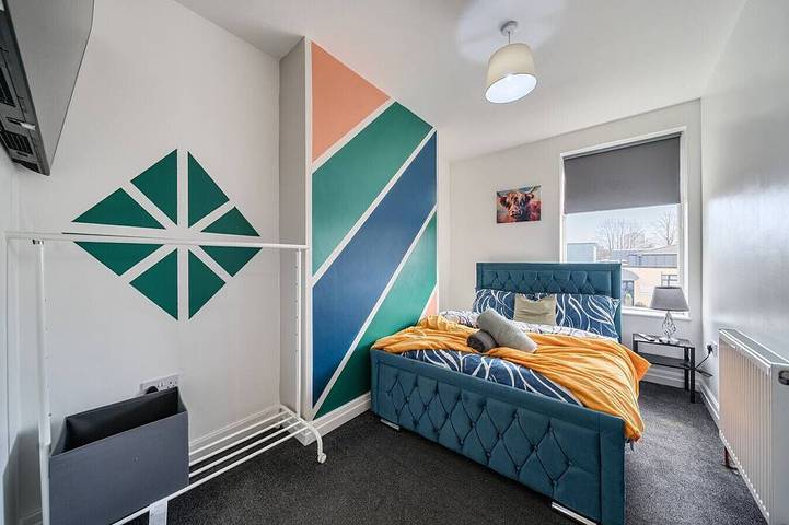 Six‑bedroom stay with garden, private hot tub, parking and easy Manchester tram links in Grand Manchester