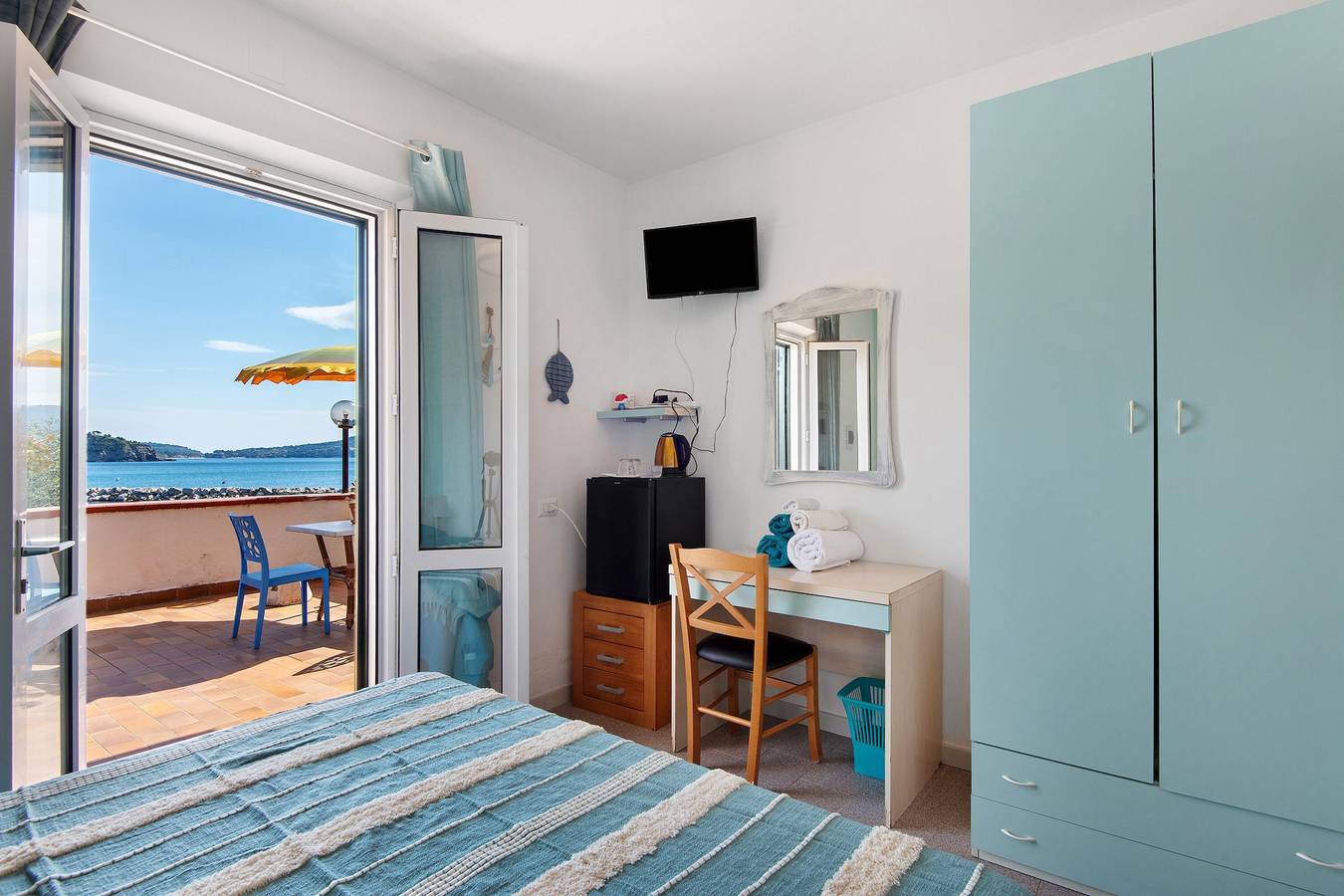 Sciabattica Room 2 with Sea View, Private Terrace, and Wi-Fi in Lacona, Elba