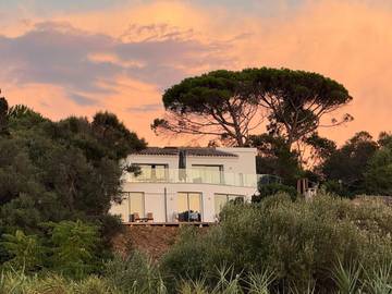 Location de vacances pour 10 personnes, avec piscine ainsi que vue et balcon dans Plage de Portigliolo