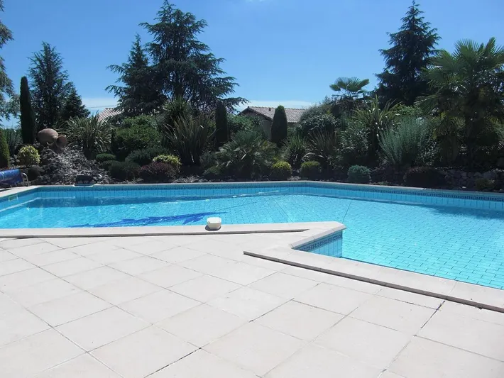 Alojamiento y desayuno para 2 personas, con terraza además de piscina y jardín - 1