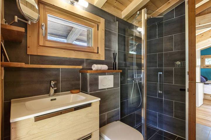 Gîte pour 2 personnes, avec jardin ainsi que sauna et terrasse dans Les Bossons - 4