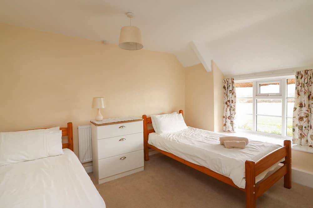 Cliff Farm No. 2 Cottage, pet friendly in Burton Bradstock in Burton Bradstock, Dorset
