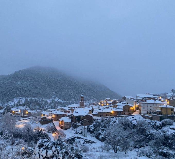 Casa rural con piscina para 12 personas, con jardín además de vistas y piscina, Se admiten mascotas en Provincia de Teruel