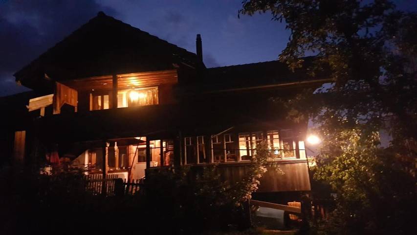 Gîte pour 6 personnes, avec Balcon et Terrasse ainsi que Jardin et Vue sur le lac à Spiez