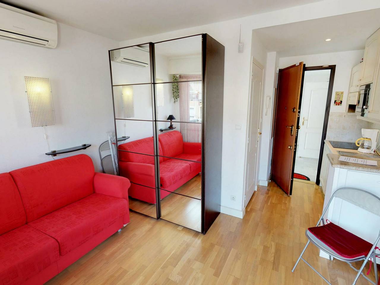 Entire studio, Top Floor Studio with Terrace and Private Parking in Menton, Mediterranean Coast (France)