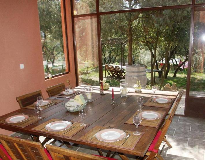 Location de vacances pour 2 personnes, avec jardin et piscine ainsi que terrasse et vue à Lioux - 2