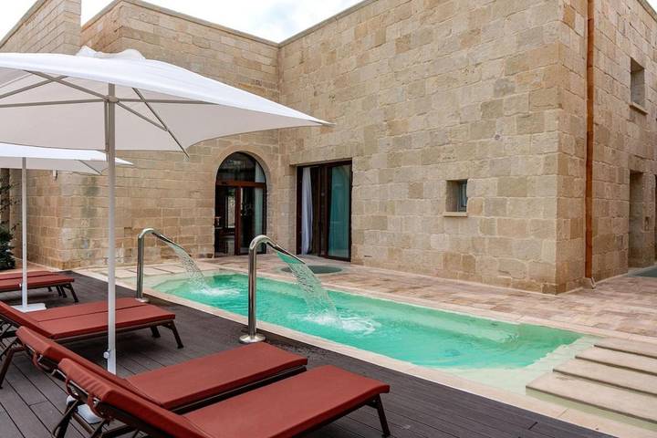 Casa vacanza per 34 persone, con Idromassaggio e Terrazza nonché Giardino e Piscina a Maglie