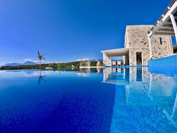 Ferienhaus für 8 Personen, mit Whirlpool und Terrasse sowie Kinderpool und Pool in Pitsidia
