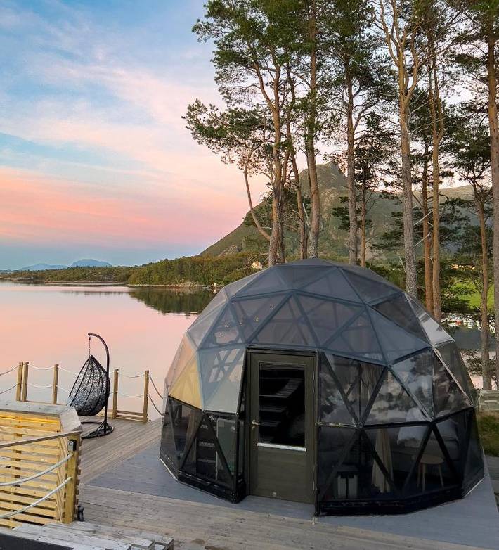Zelt für 2 Personen, mit Whirlpool und Terrasse sowie Garten und Ausblick in Midsund