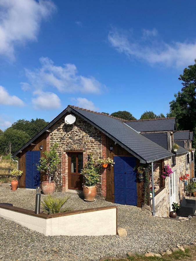 Location de vacances pour 2 personnes, avec Terrasse ainsi que Jardin et Vue à Roullours - 3
