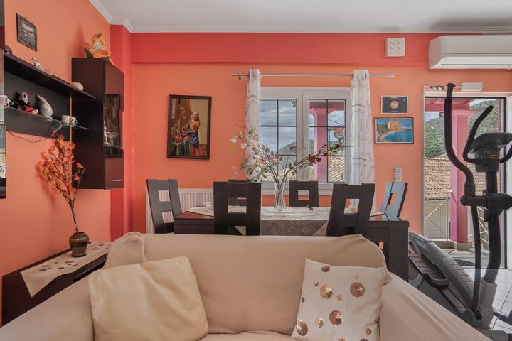 Entire apartment, Apartment 'Zois' with Private Terrace, Wi-Fi and Air Conditioning in Syvros, Lefkas, Greece