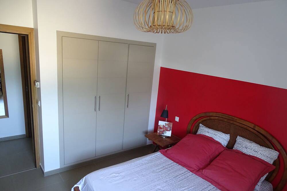 Ganze Wohnung, Tolles neues Luxusappartement in Residenz, 70m vom Strand Pinarello in Pinarellu, Zonza