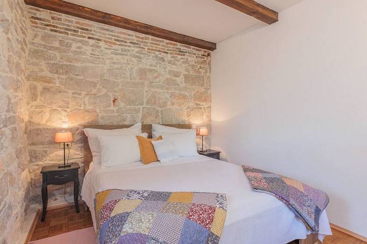 Traditionelles Steinhaus am Meer in Preko in Plaža Jaz, Poljana