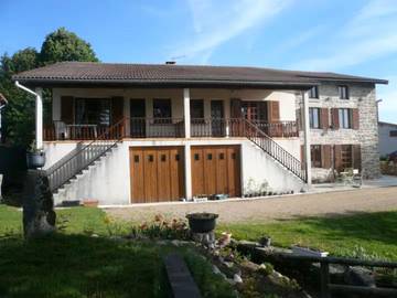 Gîte pour 4 personnes, avec vue ainsi que jardin et balcon, adapté aux familles à Noirétable