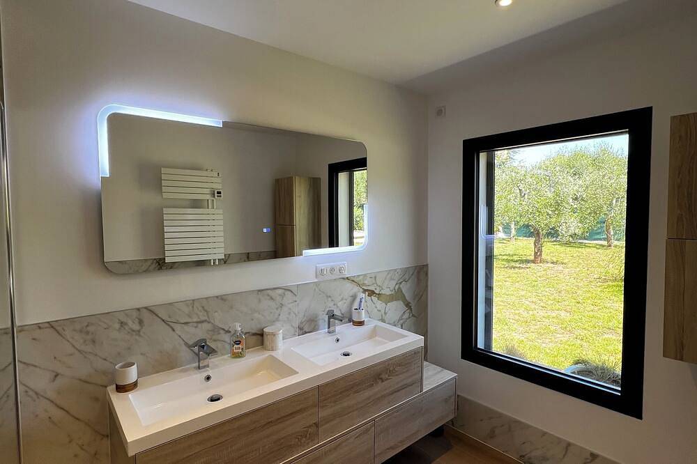 New Contemporary Villa Côte D'Azur Between Sea And Lake in Peymeinade, Mittelmeerküste (Frankreich)
