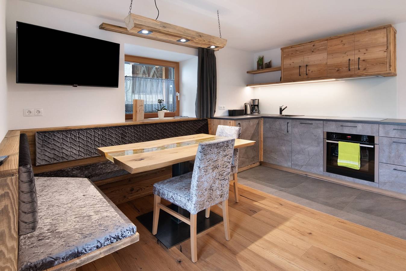 Entire apartment, Apartment 'Heuduft' with Mountain View, Shared Garden and Wi-Fi in Tanas, Laas