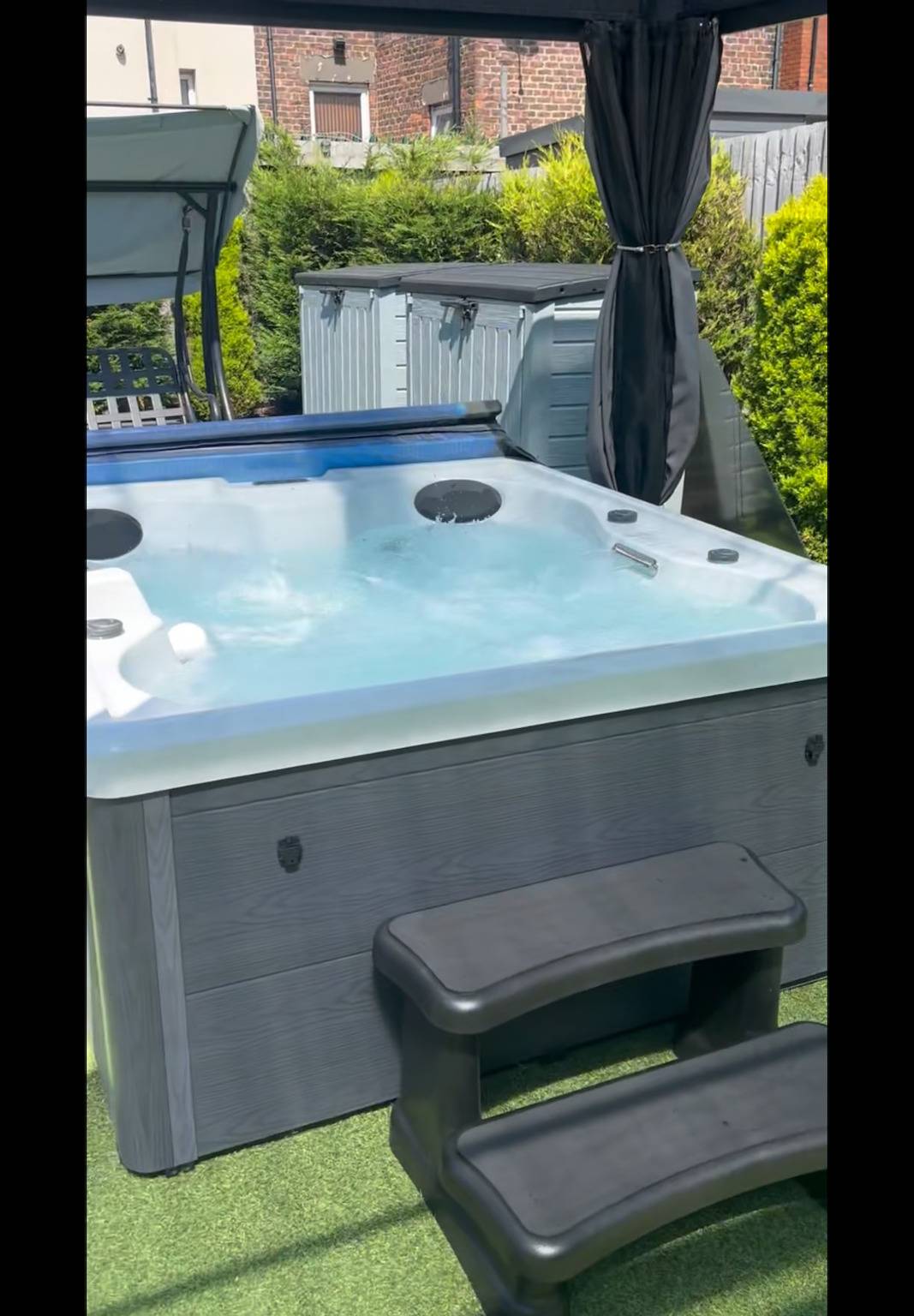 House Sleeps 5 with Hot Tub and Parking in Liverpool, Merseyside